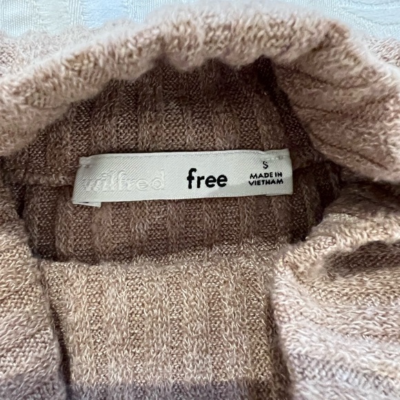 ‼️SOLD‼️Wilfred cropped turtle neck top - Picture 3 of 3